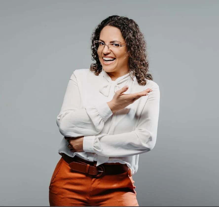 Carla Gerhard sorrindo, de camisa branca